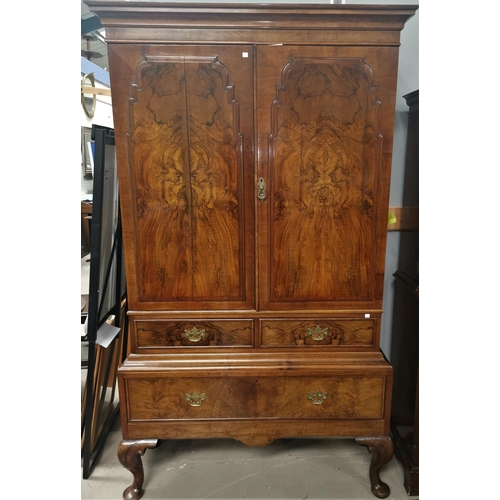 543 - A late 19th/early 20th century Waring and Gillow figured walnut cabinet on stand, the upper section ... 