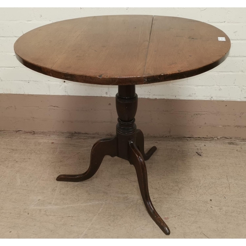 558 - A Georgian oak occasional table with circular top and pedestal on 3 splay feet
