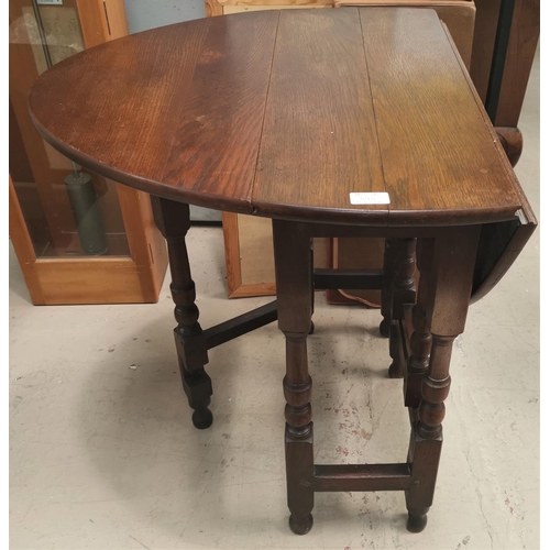 595 - A late 19th/early 20th century oak drop leaf table on turned supports, width 26