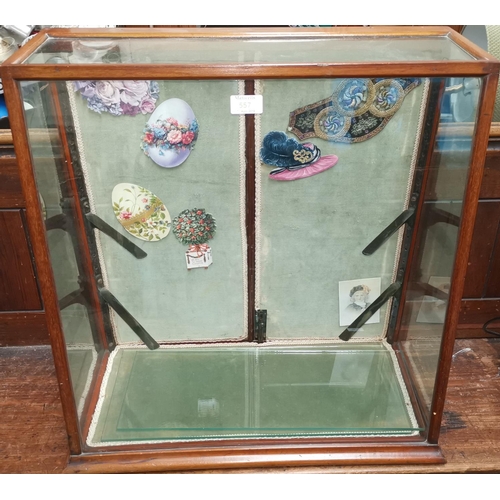 557 - A counter top display cabinet, freestanding, with 2 glass shelves