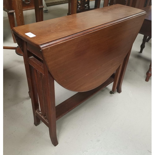 560 - An Edwardian mahogany Sutherland table with oval top