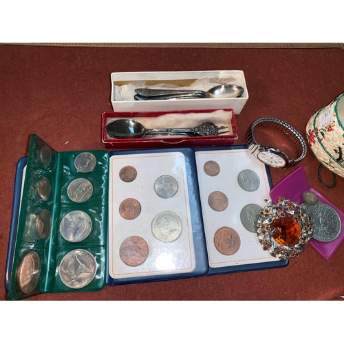474 - An Eire 1966 silver 10s pieces; other coins; etc.
