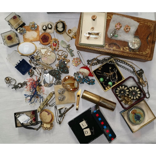 359 - A selection of costume jewellery