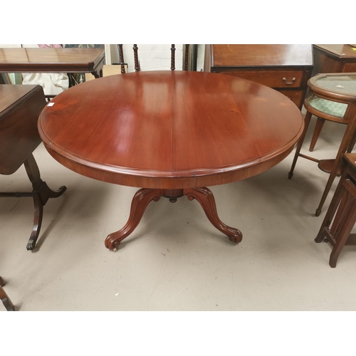 611 - A Victorian mahogany tilt top dining table