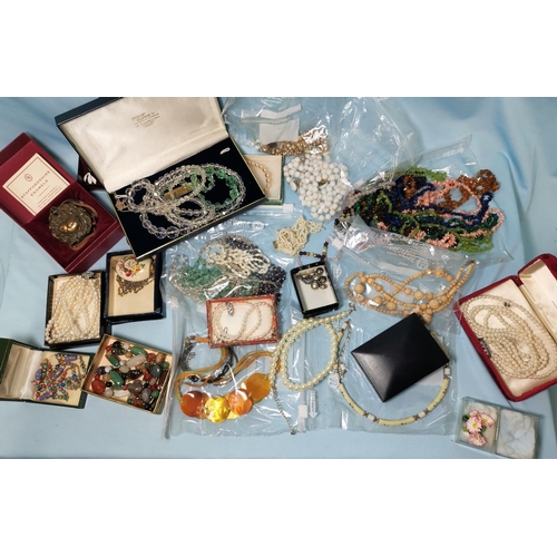 278 - A quantity of costume jewellery