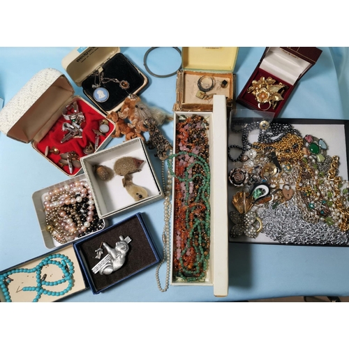 280 - A quantity of costume jewellery