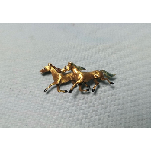 286 - A continental yellow metal brooch of 2 horses, with enamelling, marked '750'; 9.5 gm