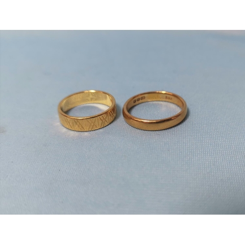 290 - Two 22 carat gold wedding bands, 9.2 gm