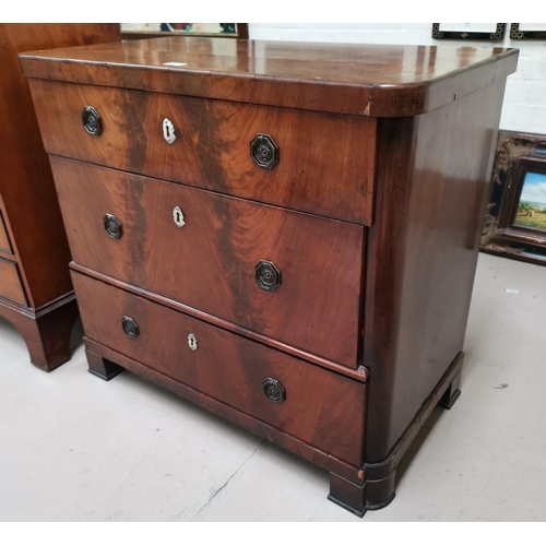 557 - A 19th century continental figured  mahogany chest of 3 drawers, Biedermeier period, 36