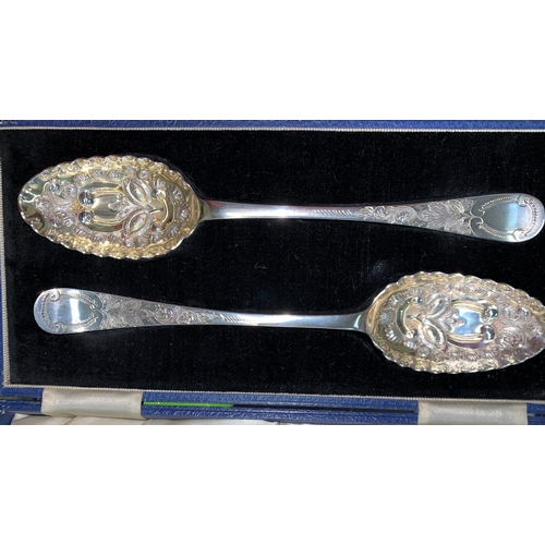 305 - A Georgian pair of hallmarked silver and parcel gilt berry spoons, London 1815, 3 oz