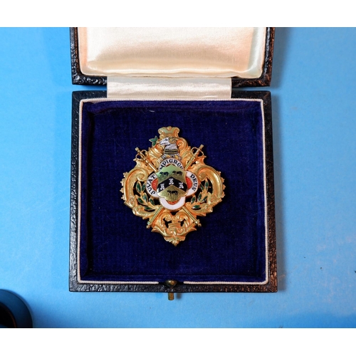 398 - A medallion in 9 carat hallmarked gold and coloured enamel, bearing the crest of Huddersfield, prese... 