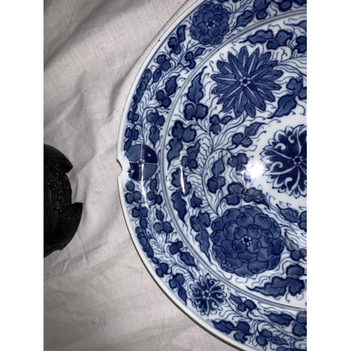 272C - A pair of circular Chinese porcelain blue and white plates, diameter 9.52(each with rim chips)