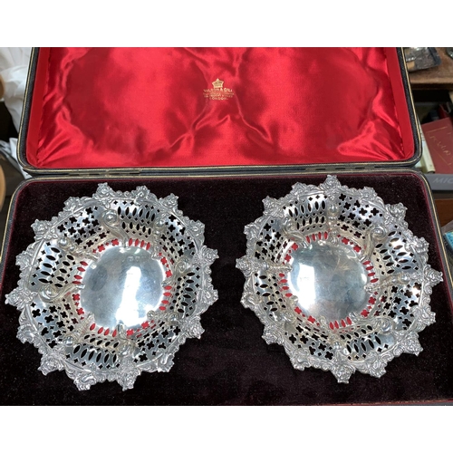 310B - A pair of Victorian silver sweetmeat dishes with embossed and pierced decoration, cased, 7.5oz, Ches... 