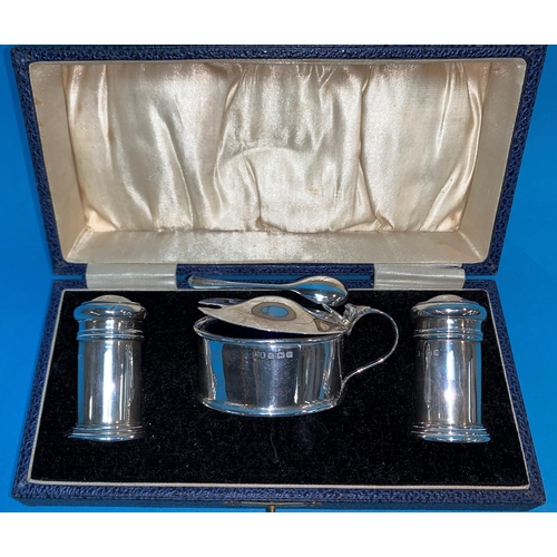 370 - A silver 3 piece cruet set, boxed, Birmingham 1932, 1.5 oz