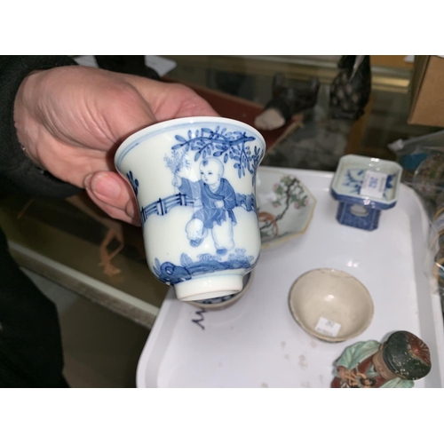 262 - A selection of Chinese porcelain including three tea bowls, a pedestal dish, a square dish and a nod... 