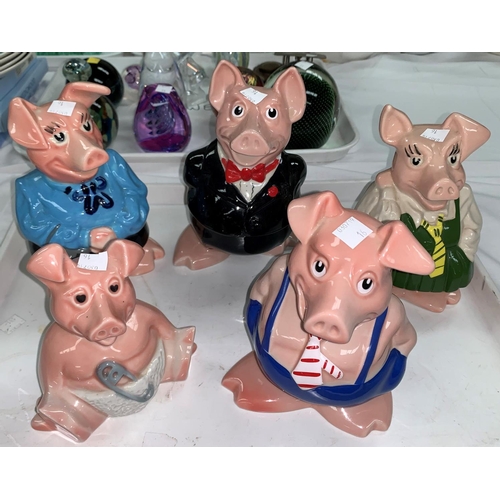 16 - A graduating set of 5 Wade Nat West pig money boxes, father, mother, son, daughter and baby