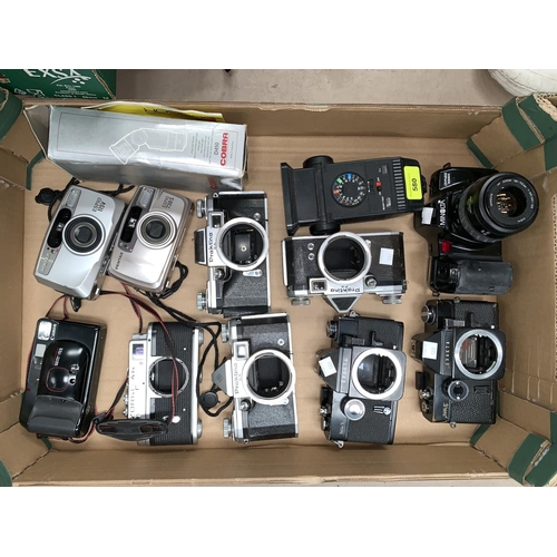 580 - 2 Praktica IIA cameras and another, 2 Exakta cameras and other cameras