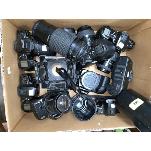 582 - A cased Pentax camera lens and a selection of various Minolta cameras including the Dynax 500si etc