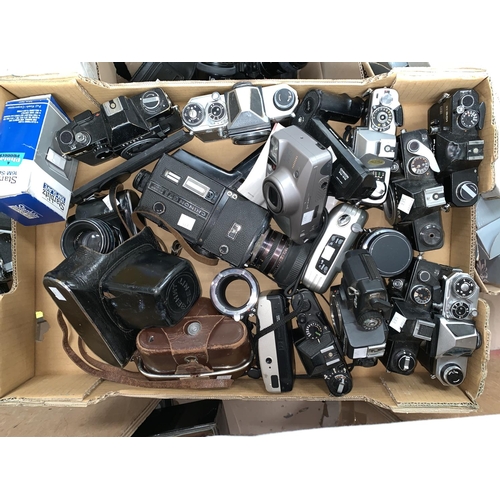 583 - A vintage Zenit-E camera with helios lens, a vintage Voigtlander camera and a selection of other cam... 