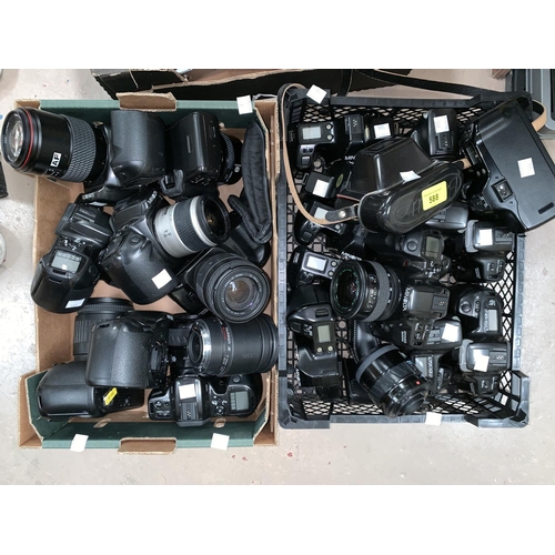 588 - A selection of vintage Minolta cameras including 500si etc mostly without lenses