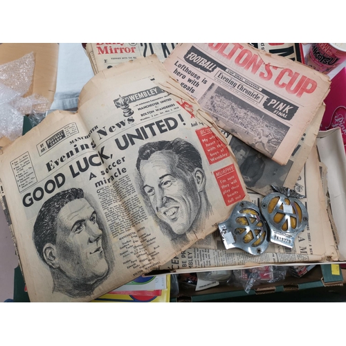 608A - Newspapers - a selection of original newspapers reporting the MUFC and Munich disaster; 2 AA badges ... 