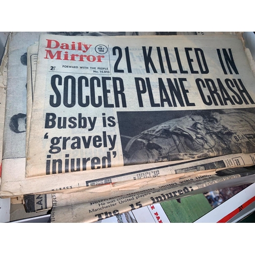 608A - Newspapers - a selection of original newspapers reporting the MUFC and Munich disaster; 2 AA badges ... 