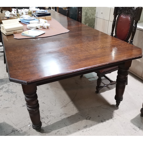579 - A Victorian oak dining table, length 9'6