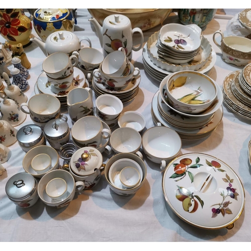 209 - A selection of Royal Worcester Evesham pottery teaware