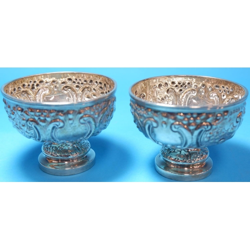 390 - A late Victorian pair of circular pedestal sweetmeat dishes, repousse decoration, Sheffield 1898, 6.... 