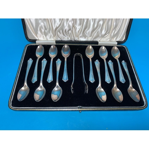 369 - A set of 12 silver teaspoons and tongs, cased, Birmingham 1924