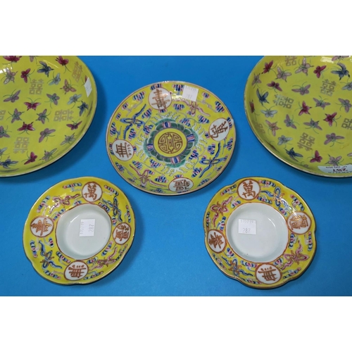 287 - A pair of late 19th / early 20th century Chinese porcelain shallow dishes decorated in the 'famille ... 