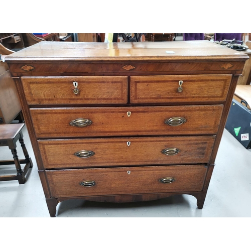 556 - A Georgian crossbanded oak chest of 3 long and 2 short drawers, with oval brads drop handles and she... 