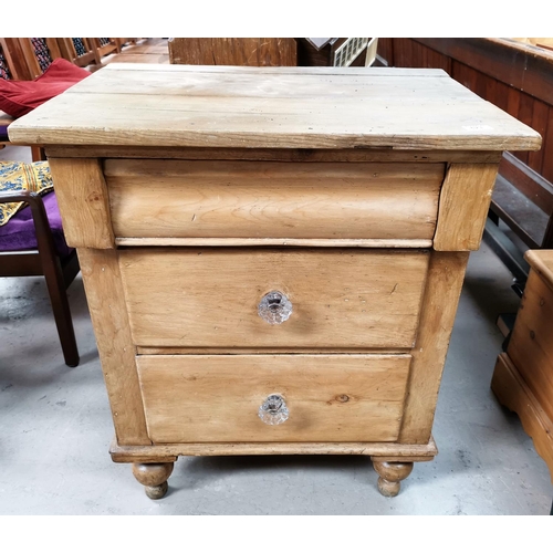 623 - A Victorian pine small chest of drawers