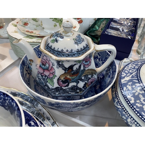 197 - A selection of blue & white china; a Copeland Spode bowl; a Losol teapot; a Phoenix 18 piece part te... 