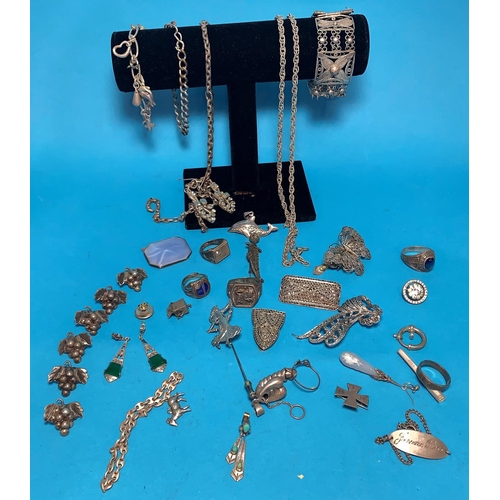 303 - A selection of silver and white metal jewellery