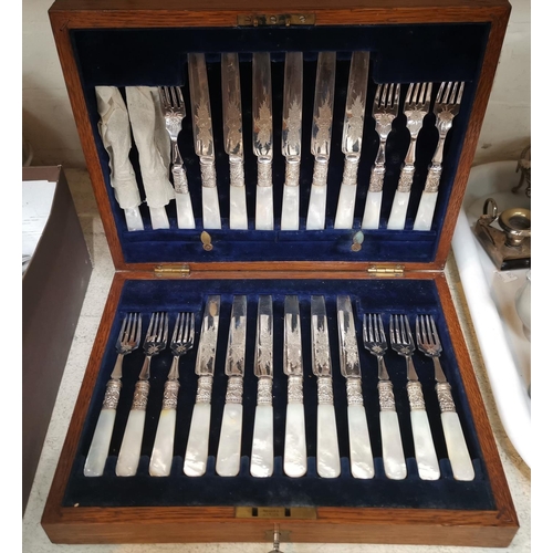 352 - A canteen of dessert cutlery with mother-of-pearl handles, in oak case