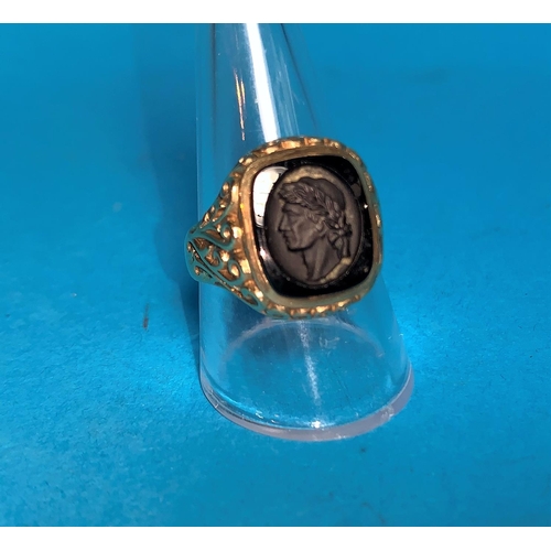 358 - A gent's 9 carat hallmarked gold signet ring set intaglio carved black stone depicting Caesar's head... 