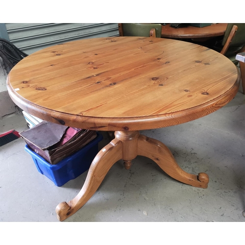 644 - A pine single pedestal dining table with circular top
