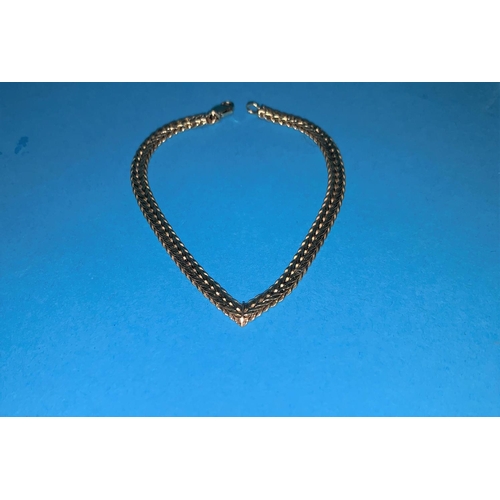 315 - A 9 carat hallmarked gold plaited 'V' shaped bracelet, 8.3 gm