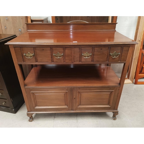 609 - An Edwardian walnut 2 tier buffet with 2 frieze drawers and double cupboard, on ball and claw feet, ... 