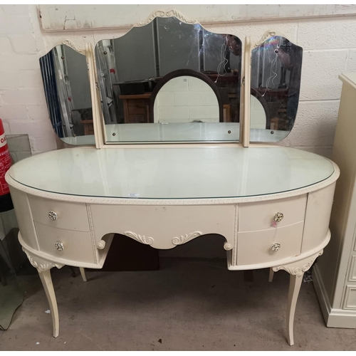 630 - A Louis XV style oval dressing table in cram and gilt finish, with 5 drawers, on cabriole legs