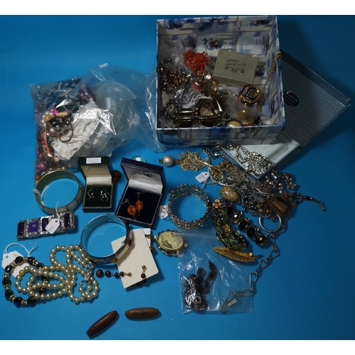 321 - A large selection of costume jewellery, bracelets; brooches; etc.