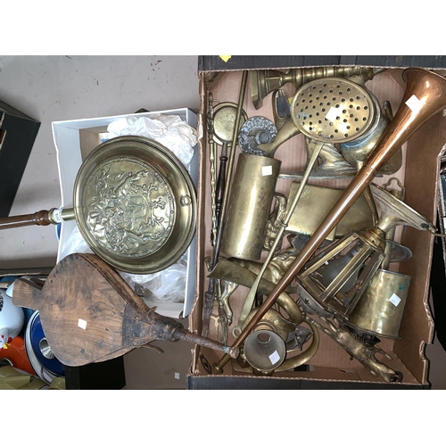 389 - A selection of decorative brass and copperware