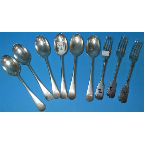 336 - A set of 6 Old English pattern dessert spoons, Sheffield 1900; a set of 3 silver dessert forks, Lond... 