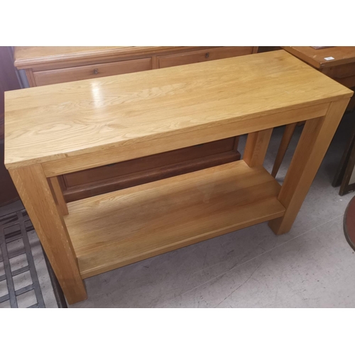664 - A modern light oak 2 tier side table
