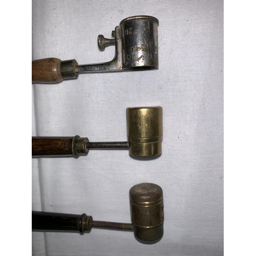 298A - 2 x 19th Century adjustable brass powder measures with turned wood handles; a similar
chromed measur... 