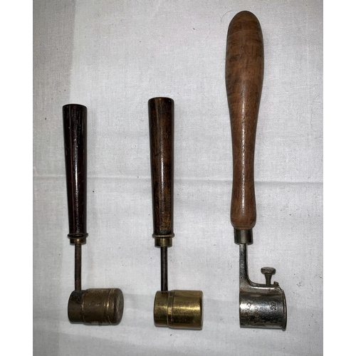 298A - 2 x 19th Century adjustable brass powder measures with turned wood handles; a similar
chromed measur... 