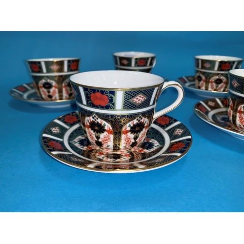 174 - A Royal Crown Derby set of 5 Japan pattern tea cups and saucers