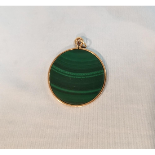 332 - A malachite disc pendant in 9 ct gold mount, London 1976, diameter 4.7 cm