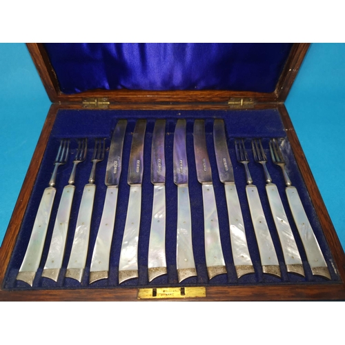 370 - A set of 6 silver dessert knives and forks with mother-of-pearl handles, Sheffield 1902, in oak case... 